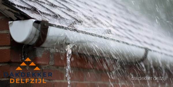 Lekkende dakgoot tijdens regenval in Delfzijl Lekkende dakgoot tijdens regenval in Delfzijl