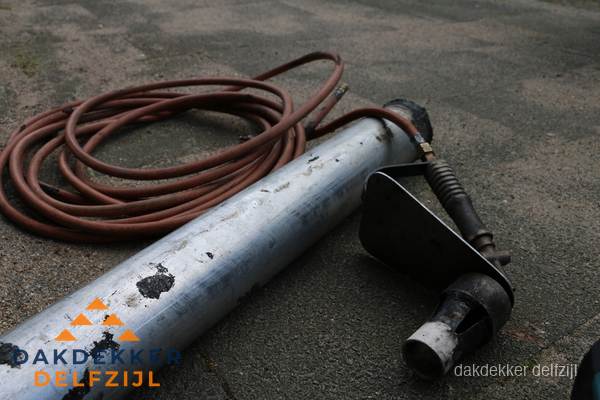 Dakdekker gasbrander en gereedschap voor spoedklus in Delfzijl