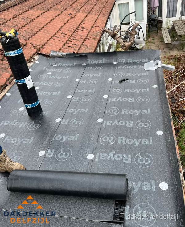 Bitumen dakbedekking leggen op plat dak aanbouw in Delfzijl Bitumen dakbedekking leggen op plat dak aanbouw in Delfzijl