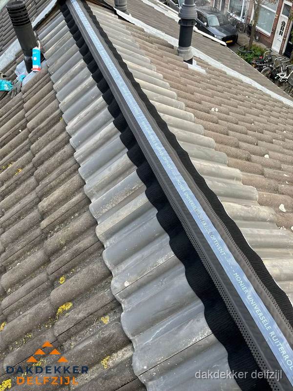 Nokvorst met Monier ventilatie op schuin pannendak in Delfzijl