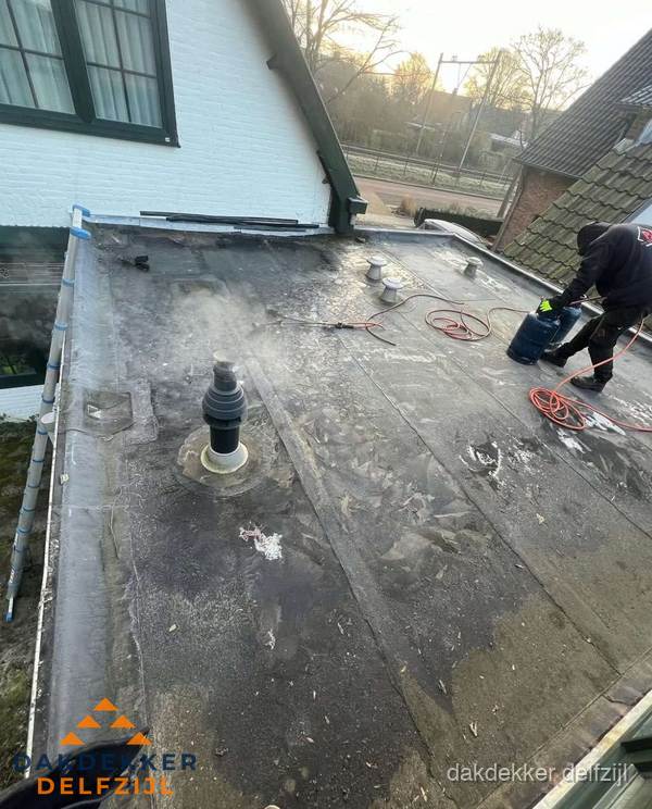 Dakdekker verhelpt daklekkage op plat dak in Delfzijl Dakdekker verhelpt daklekkage op plat dak in Delfzijl