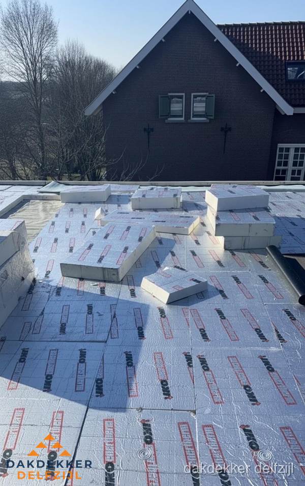 IKO PIR isolatieplaten op plat dak in Delfzijl