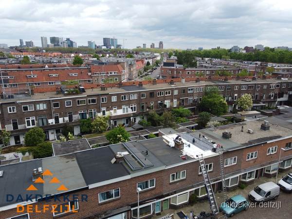 Spoed dakdekker aan het werk op plat dak in woonwijk Delfzijl Spoed dakdekker aan het werk op plat dak in woonwijk Delfzijl