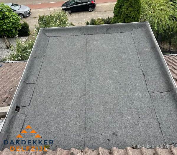 Nieuw aangebrachte bitumen dakbedekking op plat dak in Delfzijl Nieuw aangebrachte bitumen dakbedekking op plat dak in Delfzijl