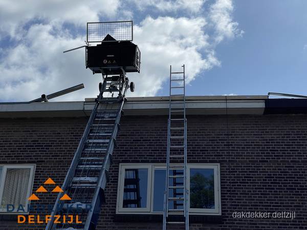 Ladderlift en ladder bij woning voor dakinspectie in Delfzijl Ladderlift en ladder bij woning voor dakinspectie in Delfzijl