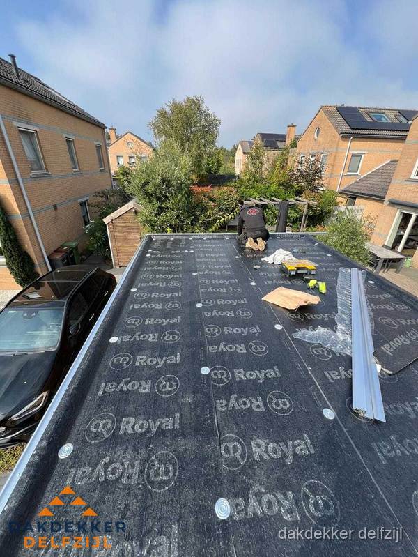 Nieuwe Royal bitumen dakbedekking op plat dak van aanbouw in Delfzijl Nieuwe Royal bitumen dakbedekking op plat dak van aanbouw in Delfzijl