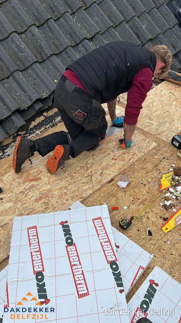 Dakdekker plaatst PIR-isolatieplaten op plat dak in Delfzijl Dakdekker plaatst PIR-isolatieplaten op plat dak in Delfzijl