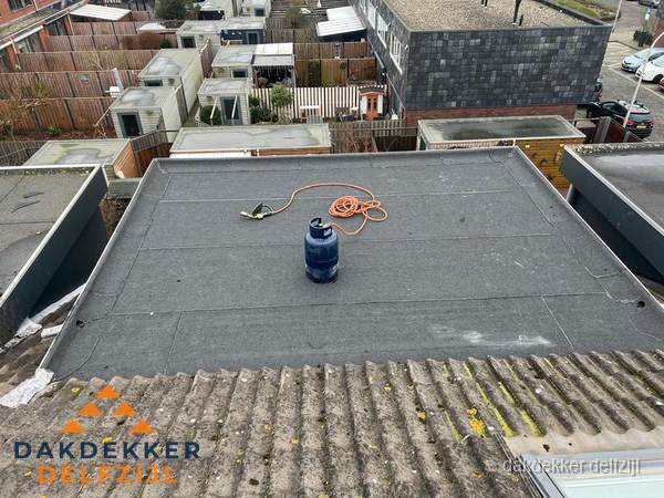 Plat dak met nieuwe bitumen dakbedekking en brandgereedschap in Delfzijl Plat dak met nieuwe bitumen dakbedekking en brandgereedschap in Delfzijl
